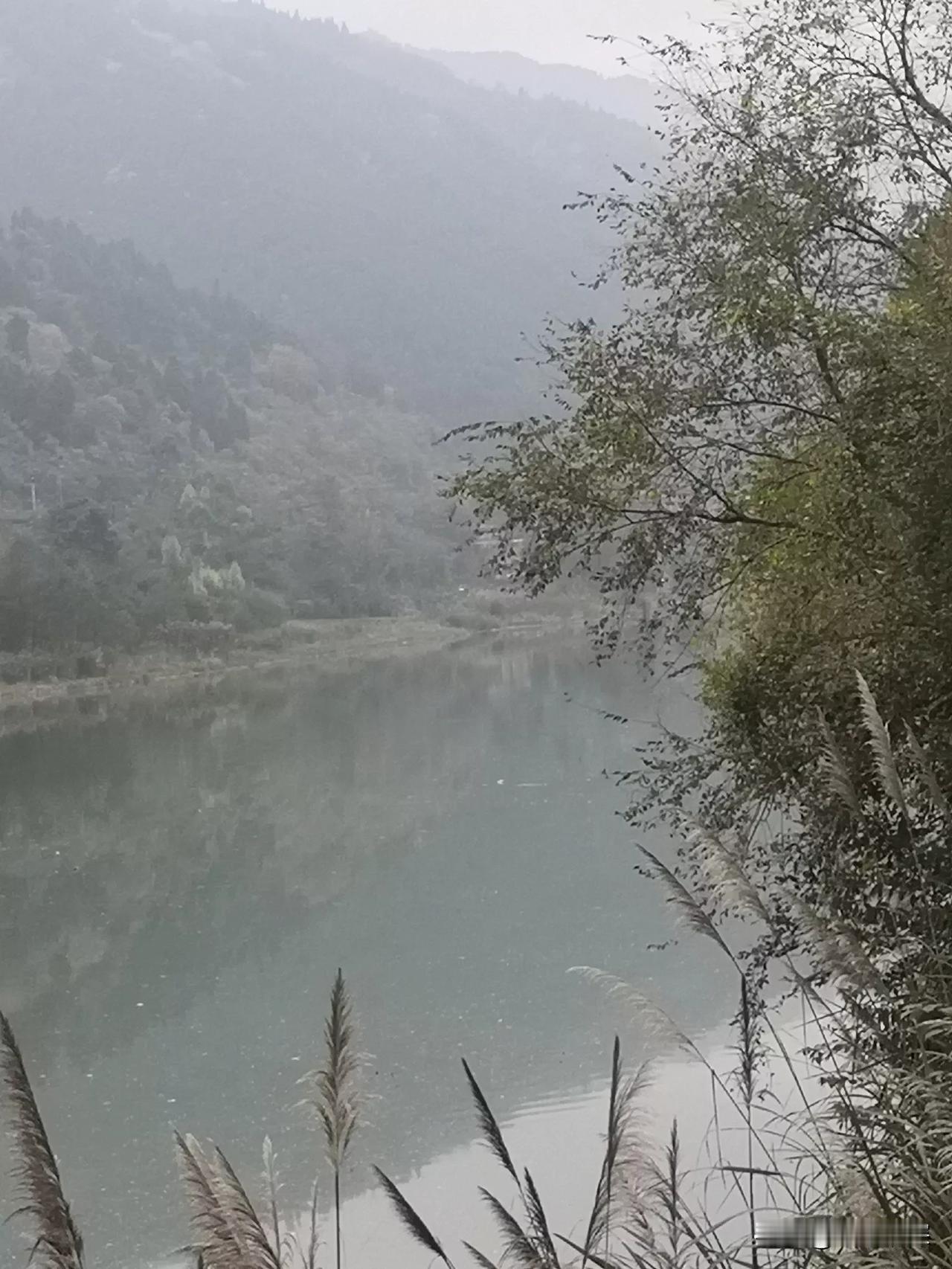 但从这张图片中可以看见，雾蒙蒙的山上有隐约发现人家居住，想想山上中的道路，也想想