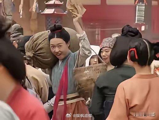 《国色芳华》管乐饰演的朱福嘴里叼着个饼，大大咧咧的出场了，一身蛮力，给了三人小队