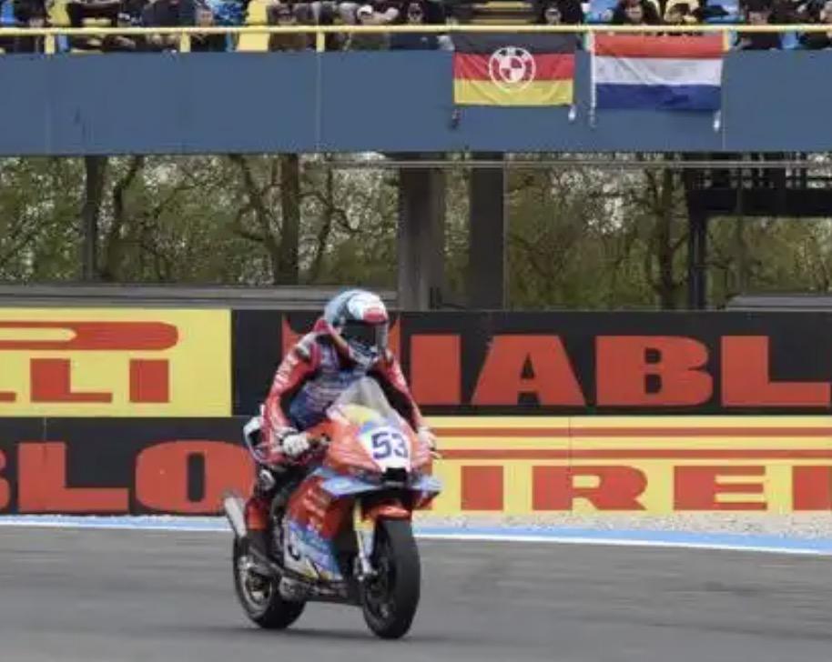 张雪机车在荷兰站第二轮正赛中只获得了第7名，之前一直表现出众遥遥领先的张雪机车，