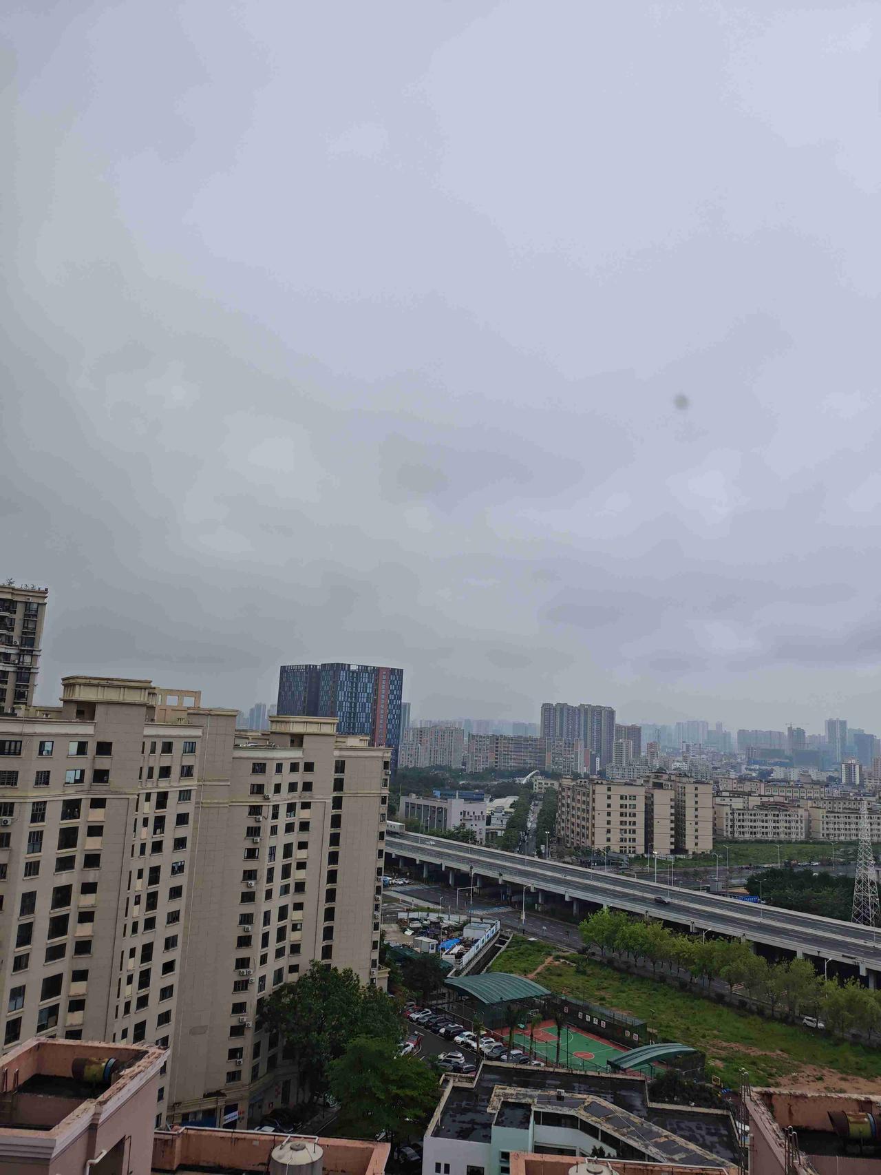我的今日状态：😁轻松愉快
我这里的天气：🌤️多云：深圳今日有雾，气温20度到