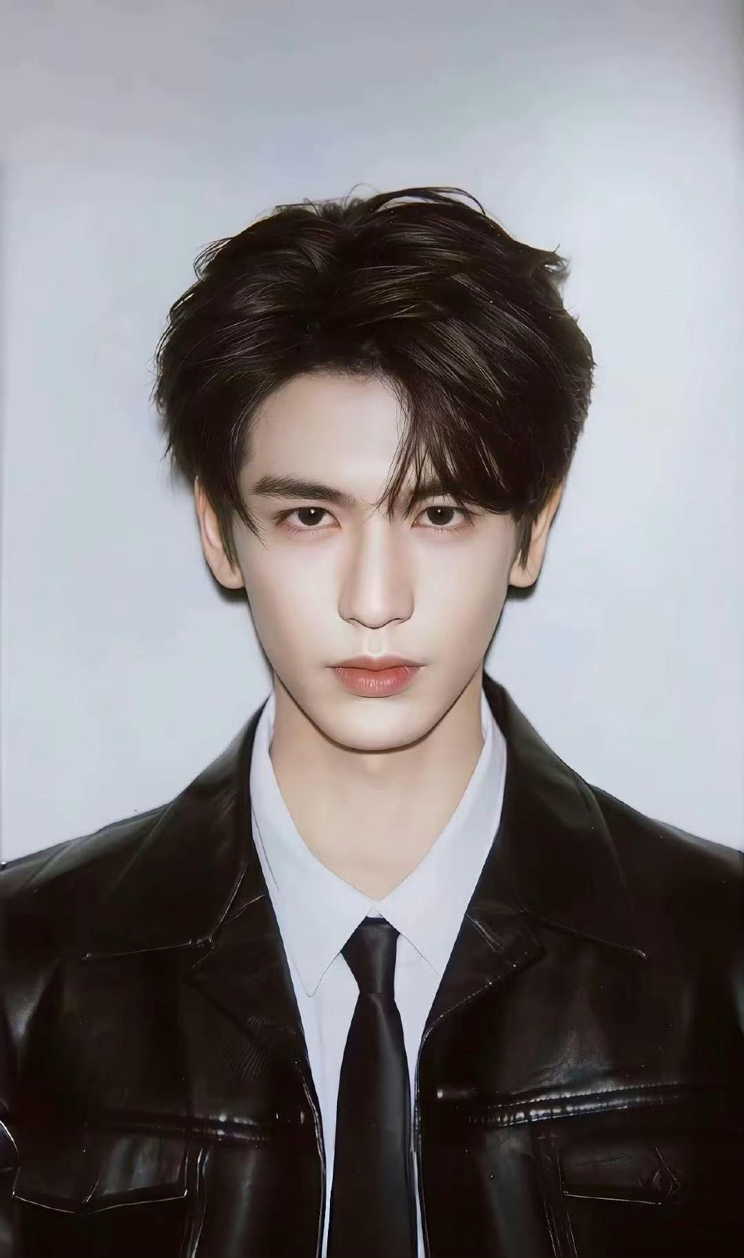 内娱建模脸天花板！张凌赫撕拉片写真帅到失语！

张凌赫这组撕拉片真的帅得太权威了