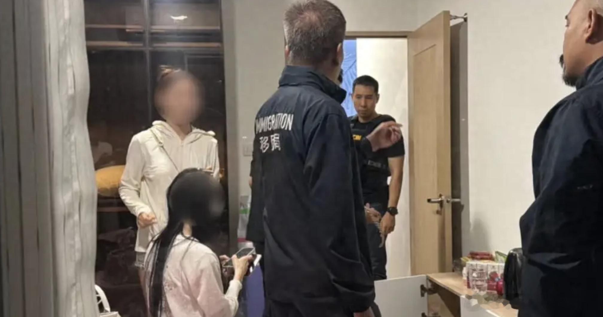 3名中国女子在泰遭诱骗锁链囚禁 三个中国姑娘被铁链锁在泰国别墅衣柜里，求救时只来