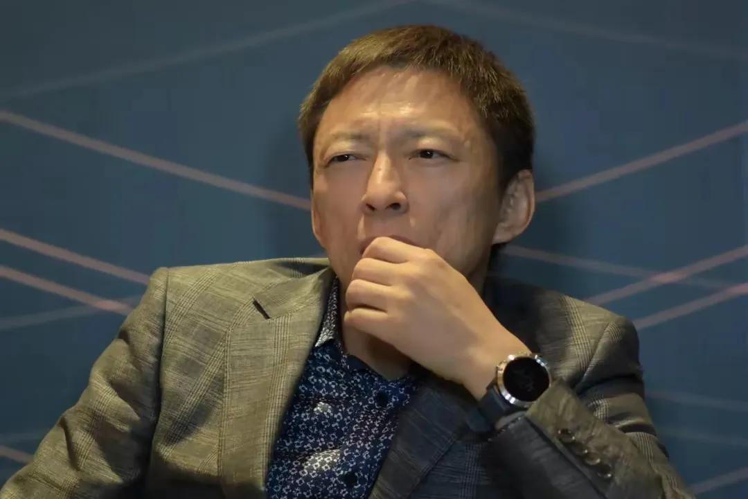 “成功来到太快，财富迅速增长，我有点膨胀了，觉得没有谁能够配得上我。”这句话的人