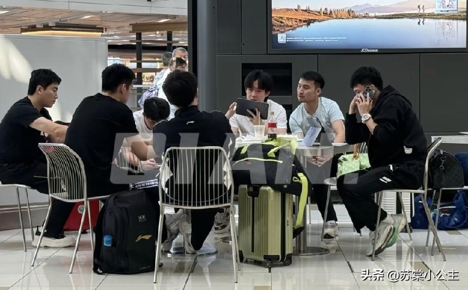 笑死我了！国乒主力去美国大满贯途中吃饭！
网友却在猜测，
这次谁请客？
结果第三