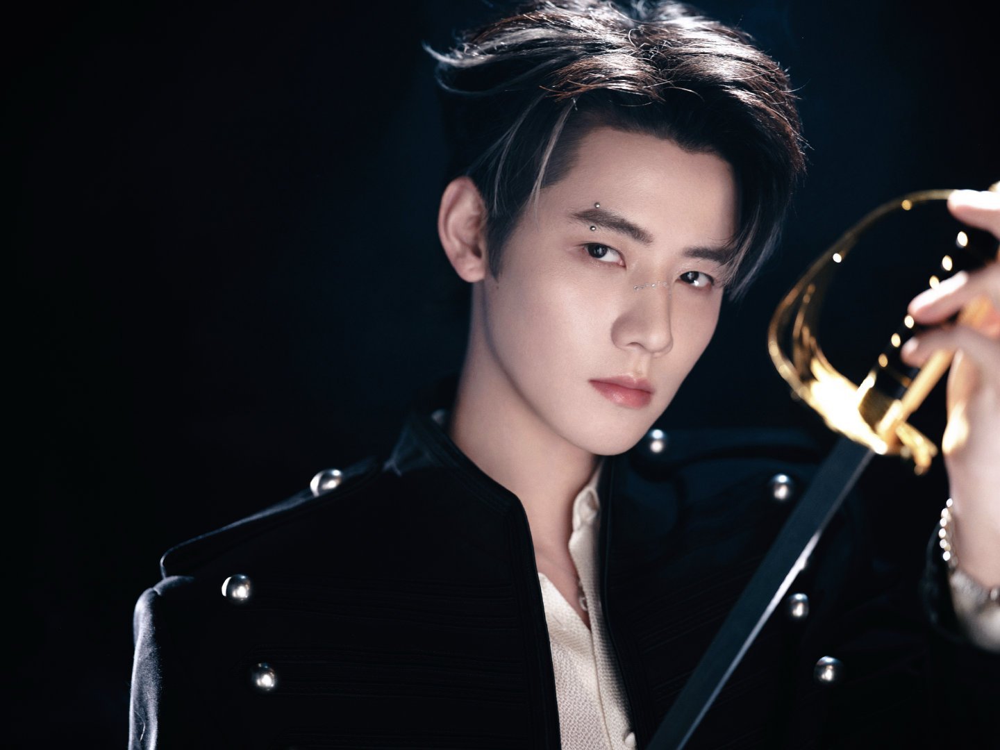 任豪衣服 有人说人靠衣装，但任豪告诉你——好看的人穿什么都像高定。骨相撑起轮廓，