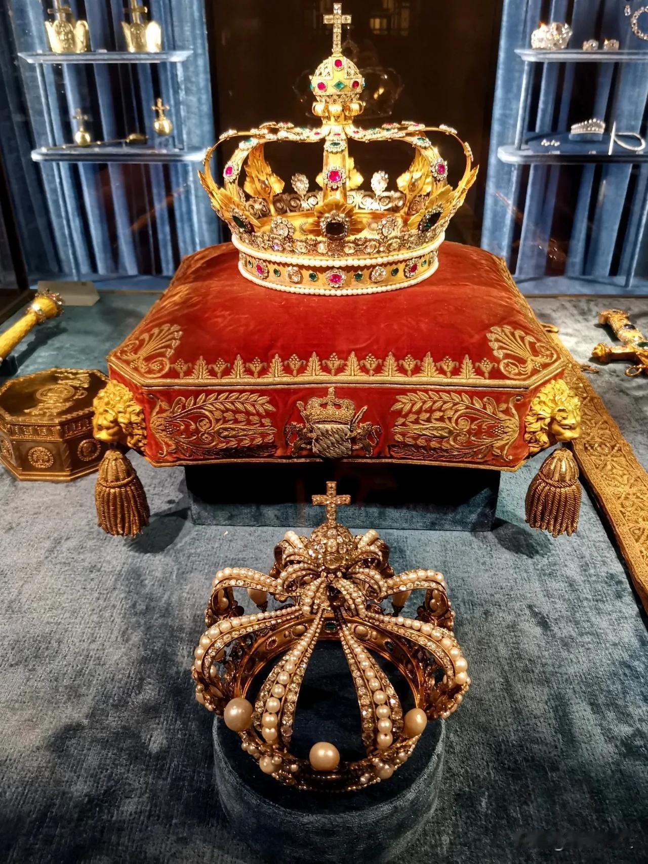 慕尼黑王宫，
收藏珍宝无数，
王冠太漂亮了