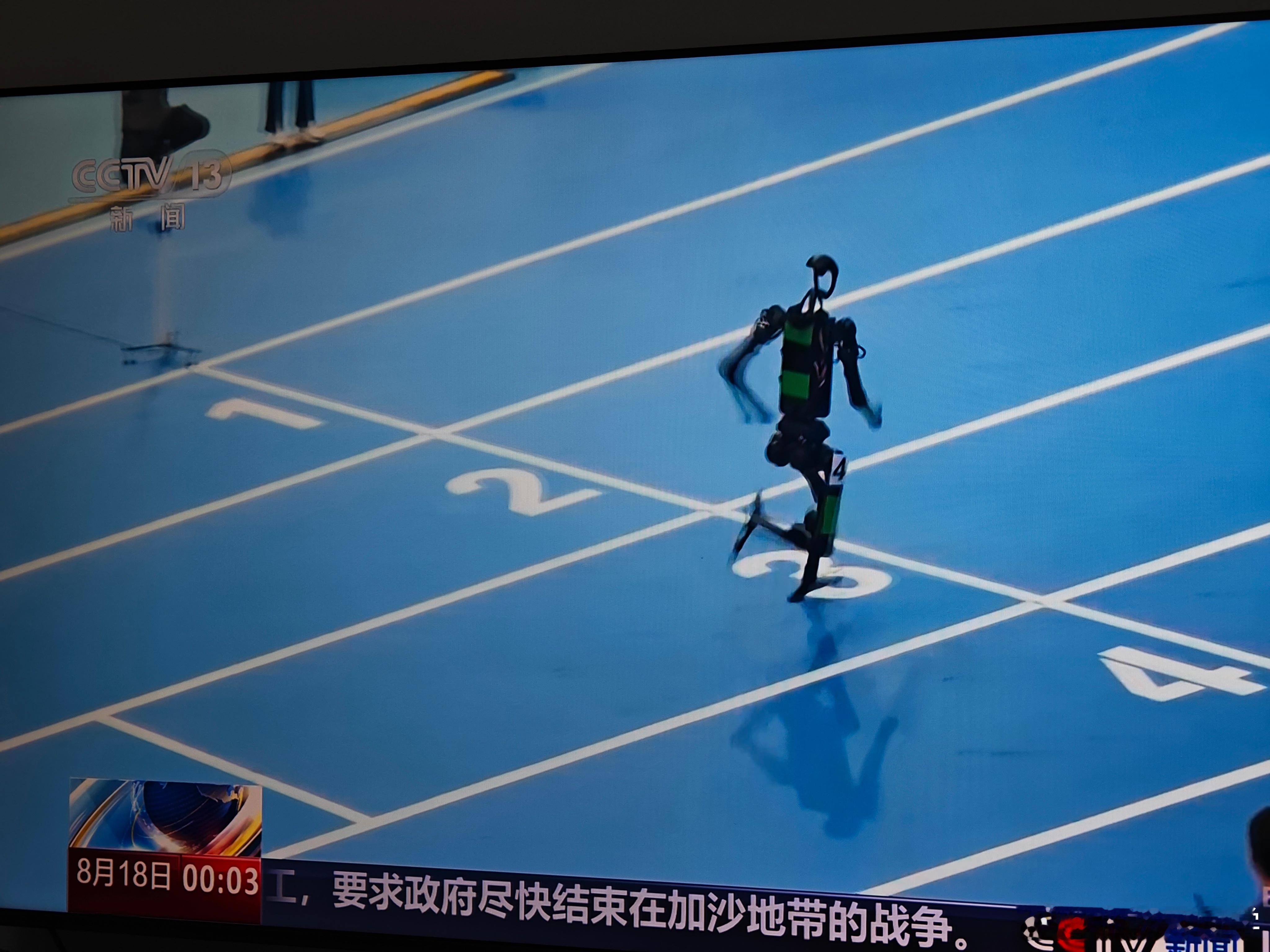 人形机器人大赛？现在都开始搞这个了吗？看起来有点喜感…… ​​​