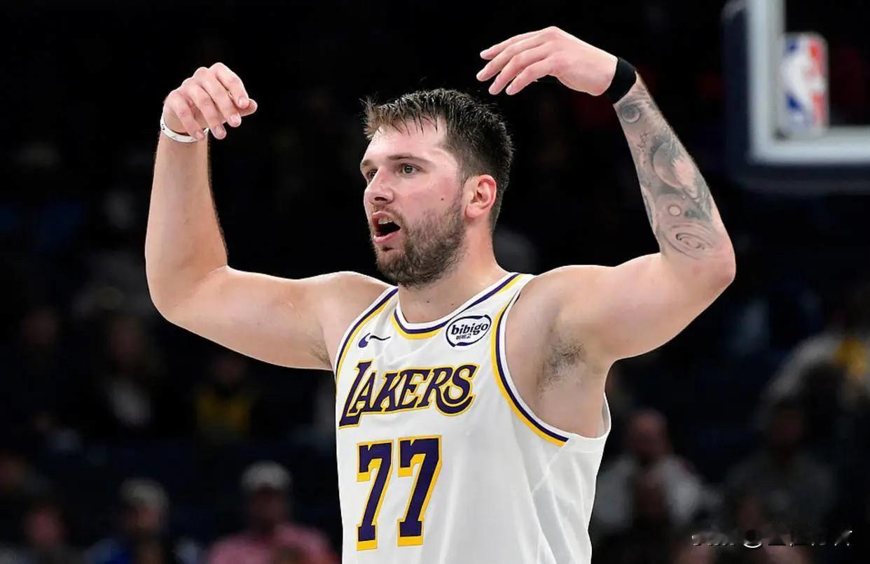 湖人目前战绩6胜2负，排名西部第三，赢的6场里面场场有人发挥出色，多点开花。
第