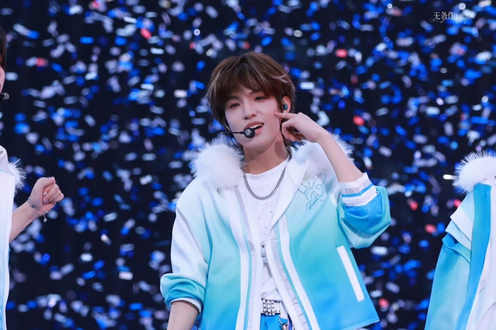 张泽禹新音挑染 棕色打底配上白色挑染，真的太像金毛小狗了！阳光下那一撮撮白色发丝