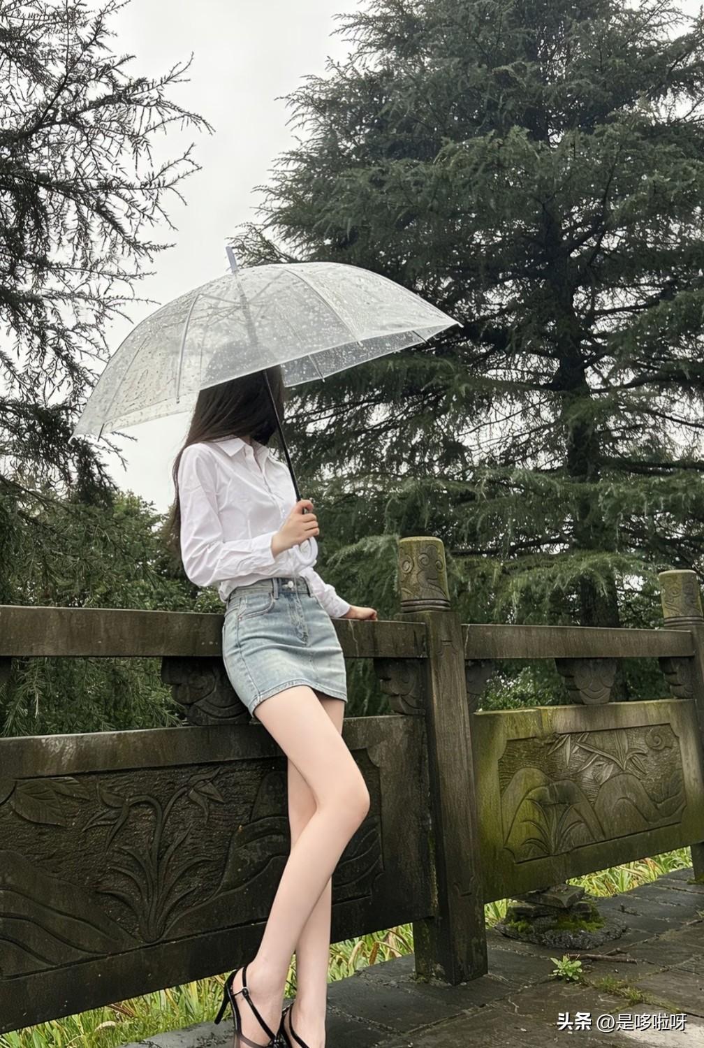 清明时节雨纷纷，打伞女神白色衬衣搭配牛仔短裙