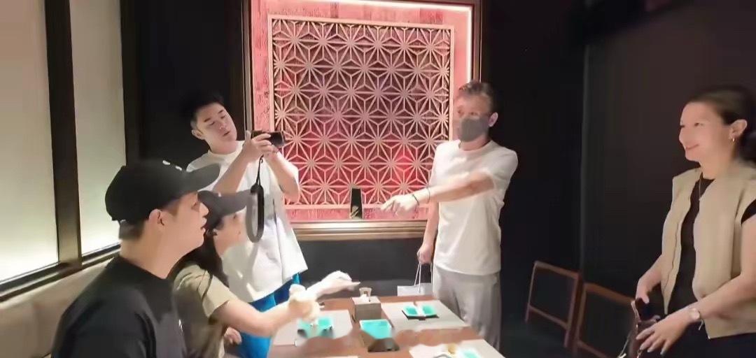 看到这组照片真的挺五味杂陈的！朱媛媛去世到现在，也还不到半个月的时间，李乃文身上