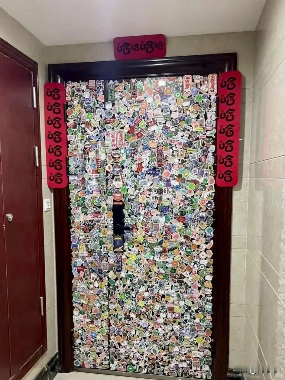 这是有人住还是没人住？看到的第一眼，一身鸡皮疙瘩。[捂脸]除了门把手上，没有一块