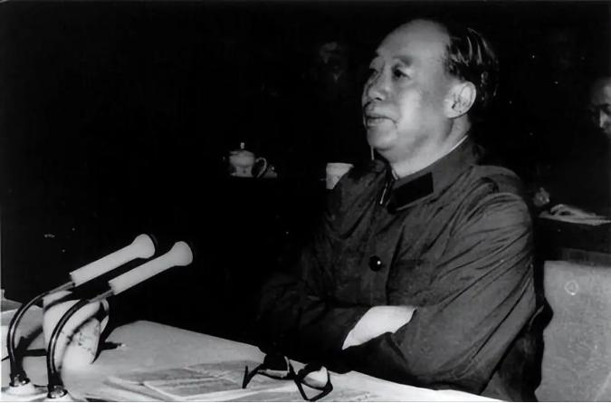 1960年9月的一天，汪东兴正在江西开会，突然他的秘书走了进来，压低声音对汪东兴