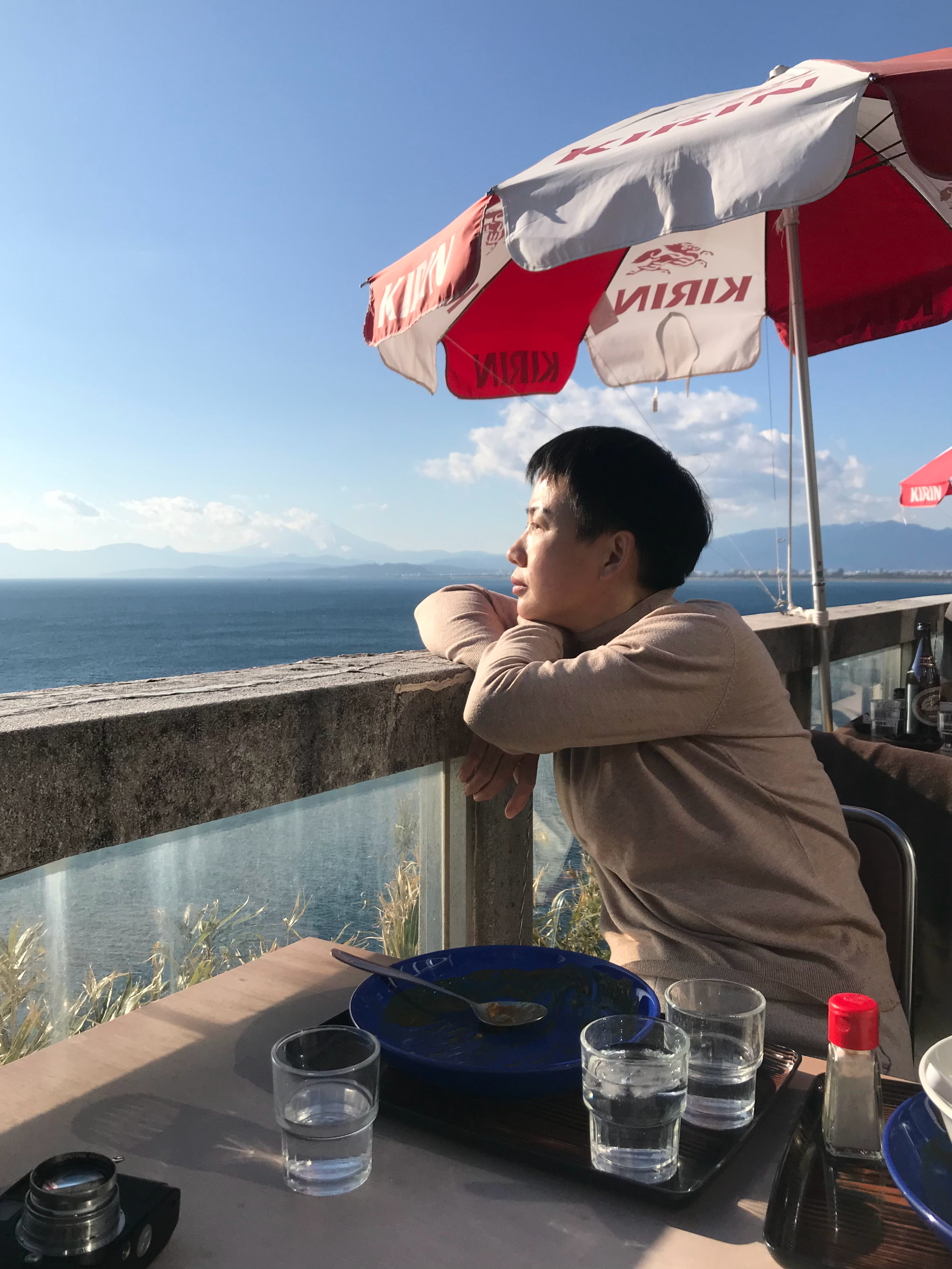 站在机场出发口的玻璃窗外，我看着我妈牵着我弟弟的手走进人群，慢慢变小变模糊，最后