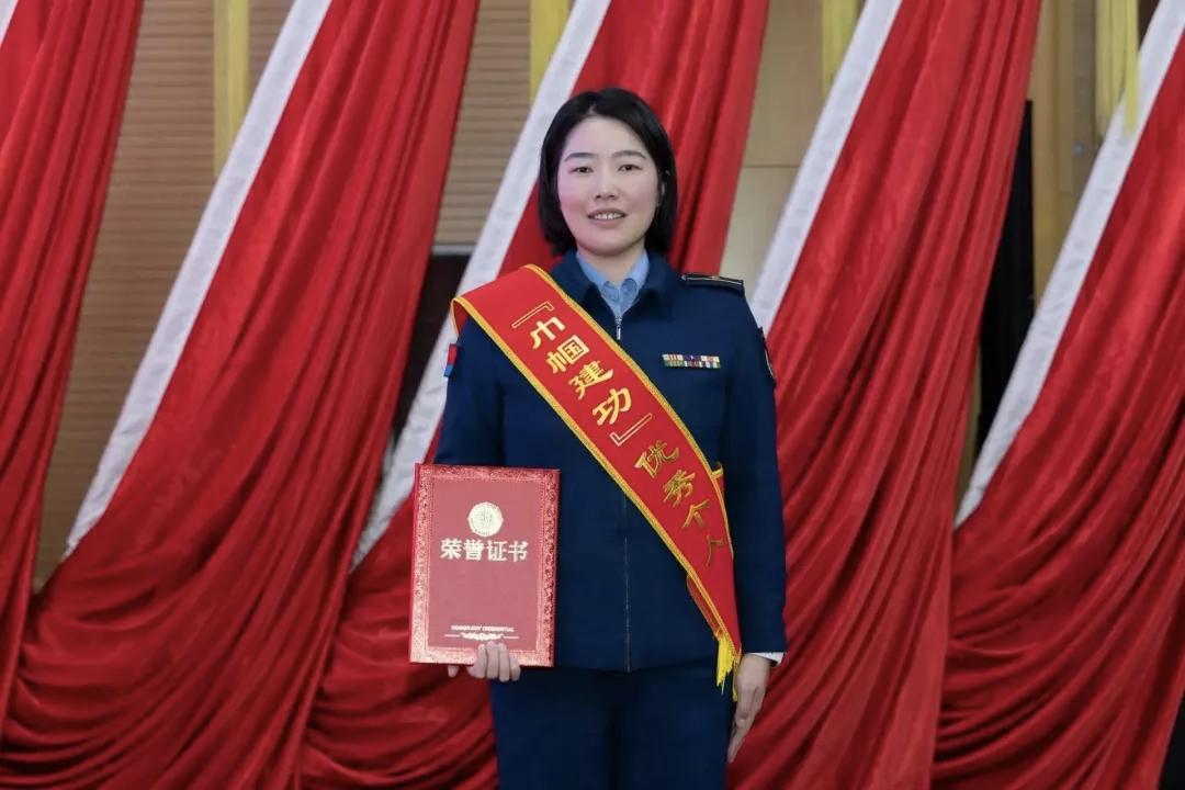 岳恒从北航博士到空军女少校，她把知识化作铠甲，以青春奔赴使命。一身空军蓝，是儿时