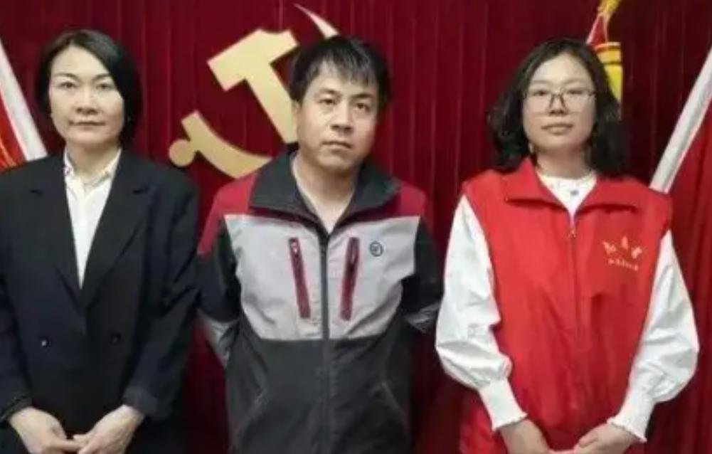 2025 年 5 月，北京一快递小哥在一栋别墅送快递，发现女主人前一天的快递没取