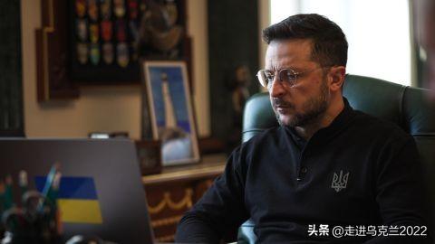 俄语的地位，是当时俄罗斯发动战争的重要借口之一。


乌克兰总统泽连斯基签署一项