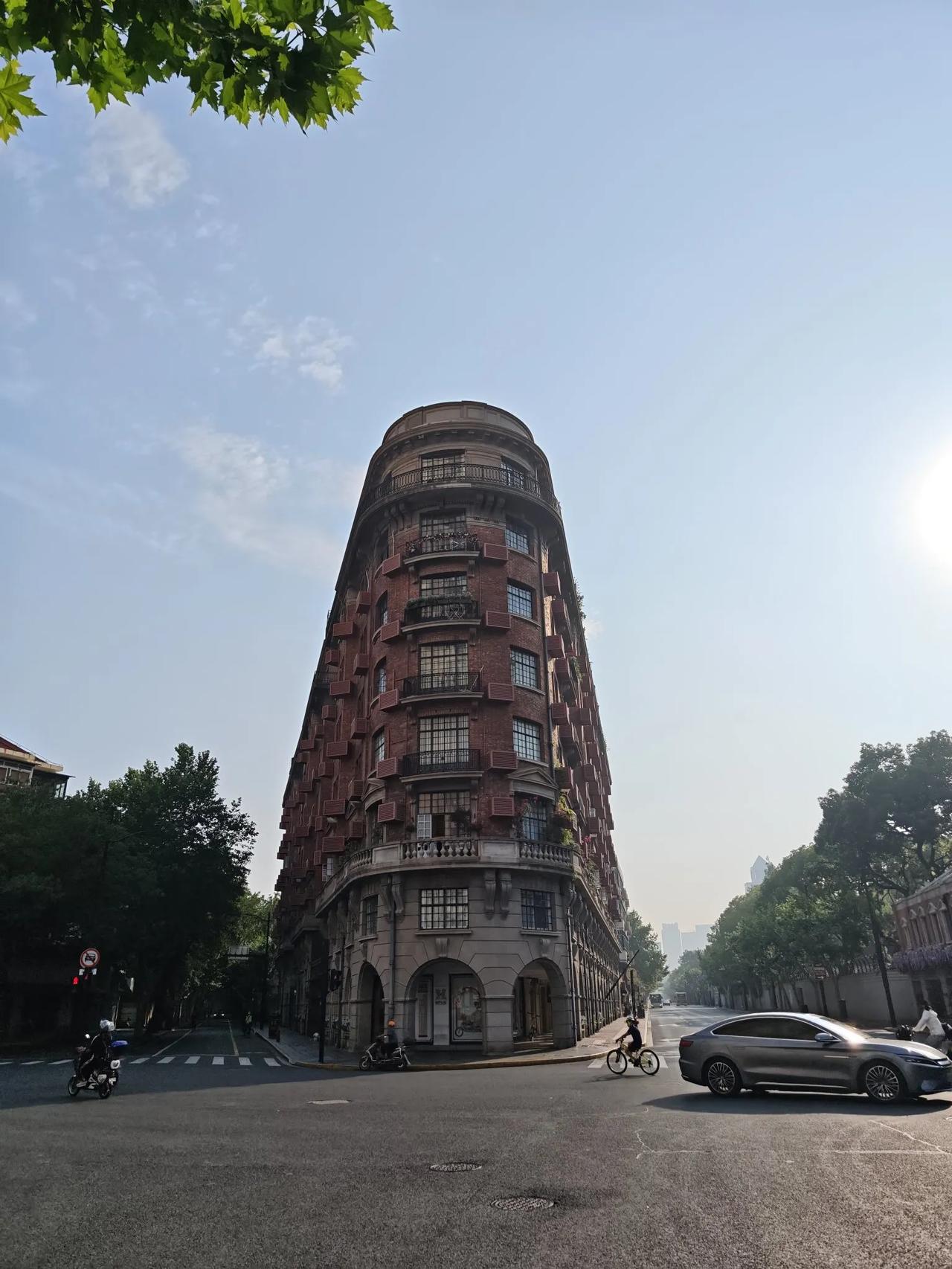 在酒店简单吃了个早餐。还不到七点，骑车到淮海中路，终于见到了传说中的武康大楼。
