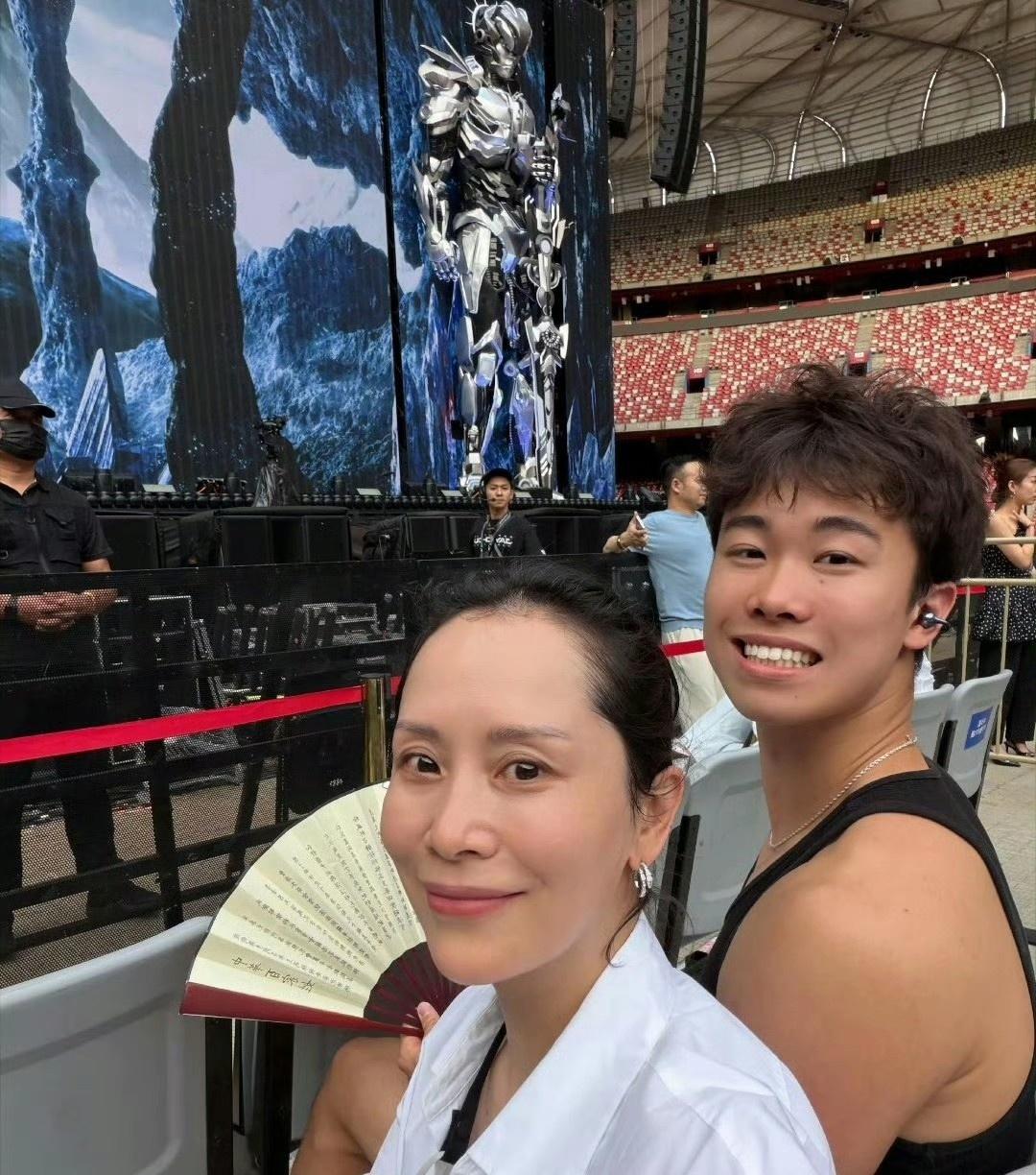 说实话，看到海清儿子蛋妞的最新照片，我第一反应是——这孩子是真的长大了。
　　1