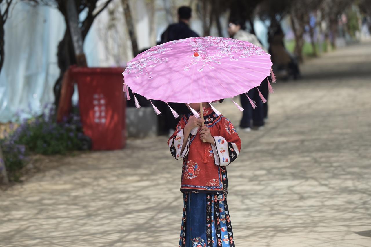 《正气修身箴》
心善可通神，德高可镇鬼，
性柔可聚财，言慎可远非，
孝真可增寿，