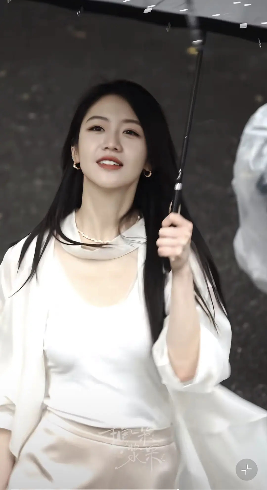 她真的一下子蜕变了，很成熟的美丽，是不是减肥了，体态变好了。 
