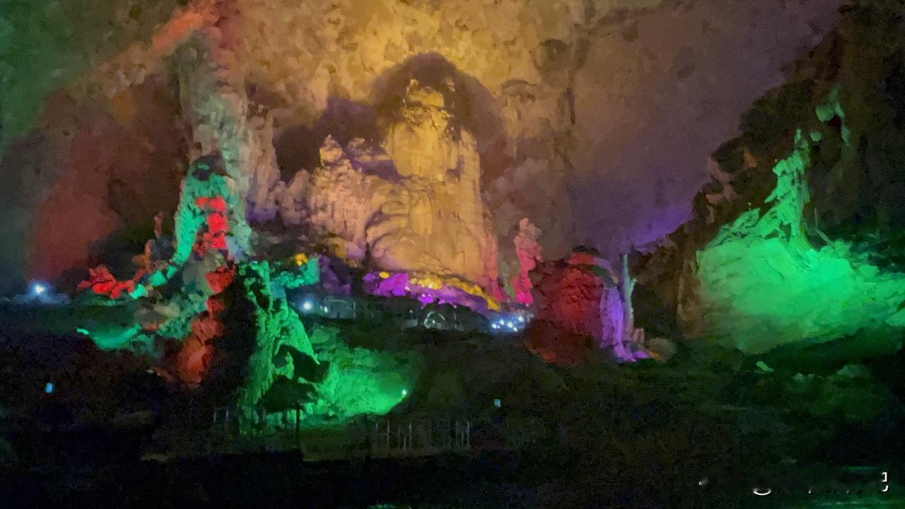 今年春天最想实现的心愿自驾游来到广西百色市，坐船游览苹果通天地下河奇观，石佛祖、