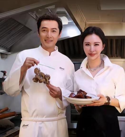 成功是必然！田朴珺不仅仅利用王石的名声，而且会利用一切可以炒作的信息。田朴珺和胡