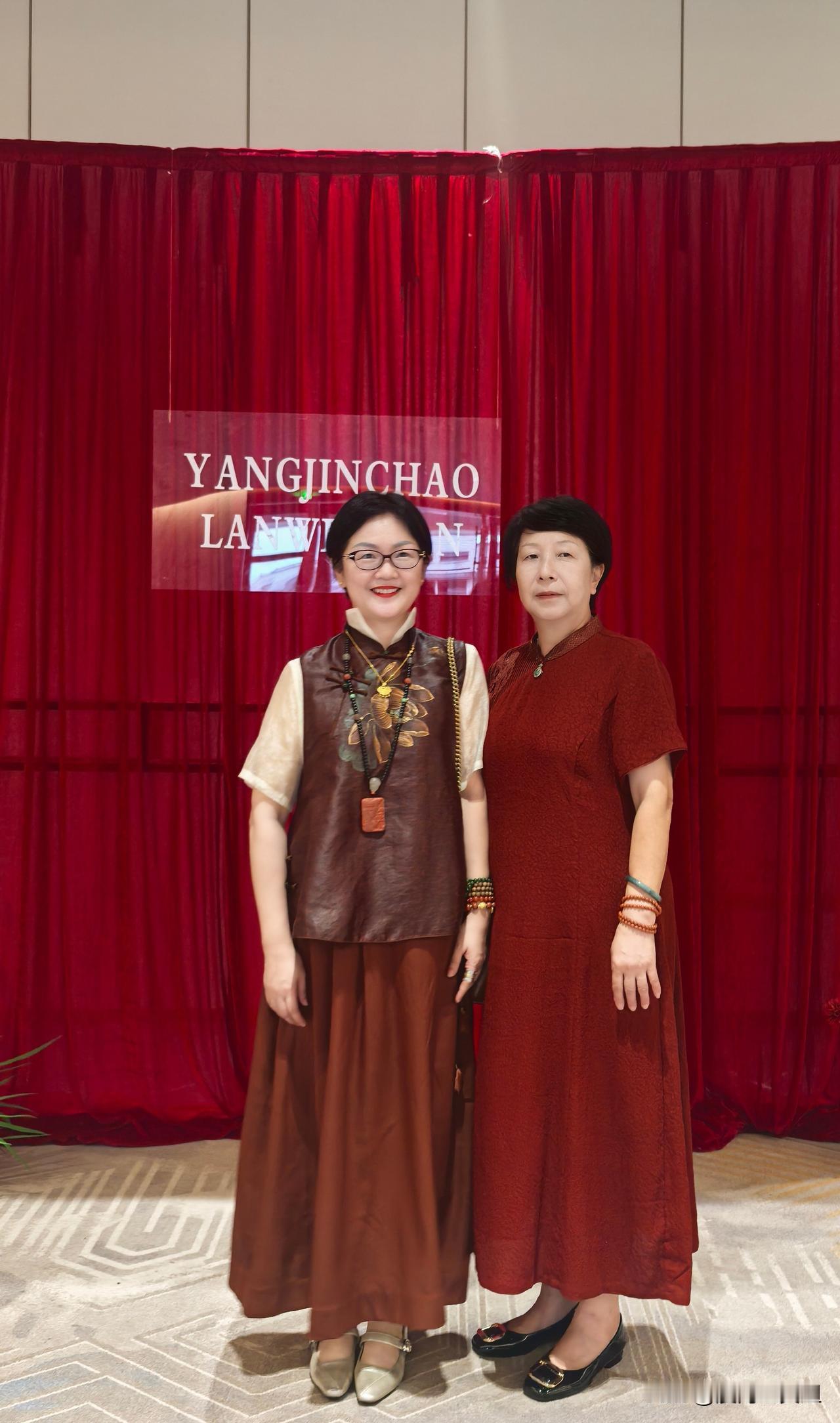 我给大姑姐选的这套喜婆婆服
大家打几分？
给重量级的大姑姐选喜婆婆服
还是挺有难