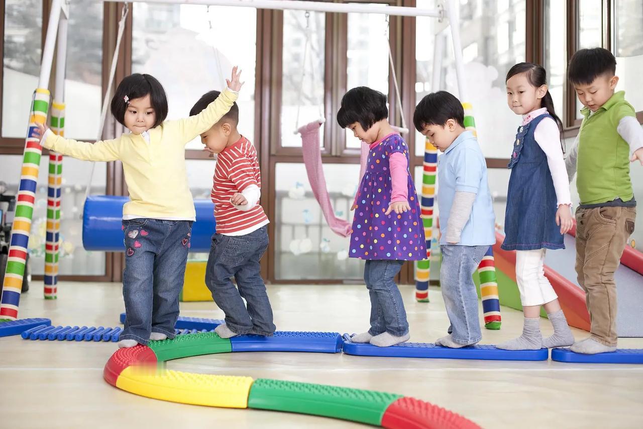 幼儿园老师揭秘：孩子受欢迎，家长影响大

确实非常贴切地反映了幼儿园环境中孩子与