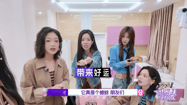 希林娜依高医学和科学中选择神学听说希林考前带了个“重量级”幸运物——一只活生生的