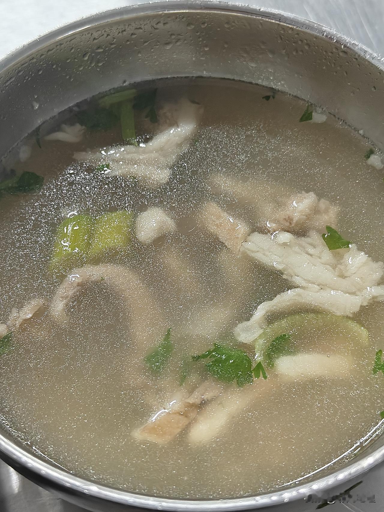 哪里的羊汤也没有单位食堂自己做的羊汤好喝呀！

临沂餐饮除了炒鸡，就是羊肉馆火！