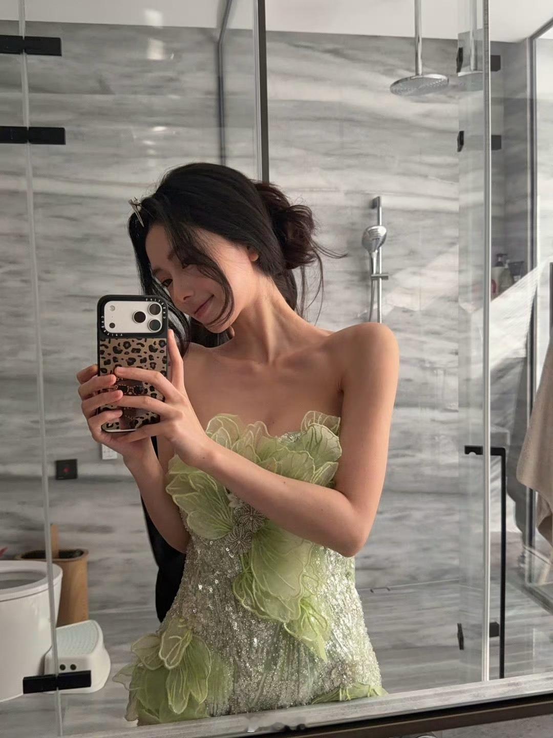 富人新标识：最新款Pro Max版iPhone戴casetify手机壳！ 