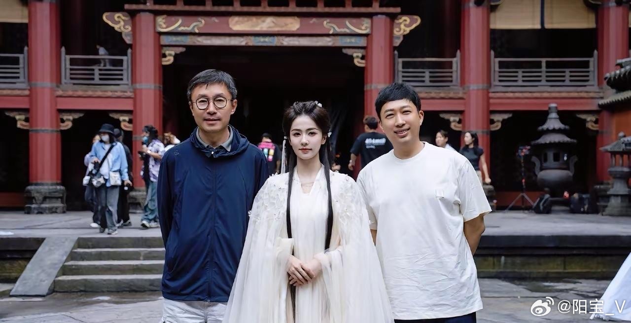 白鹿是能忍的！从一开始误打误撞入行，于正趁着片酬低签下她，一路靠着吃苦耐劳熬到现