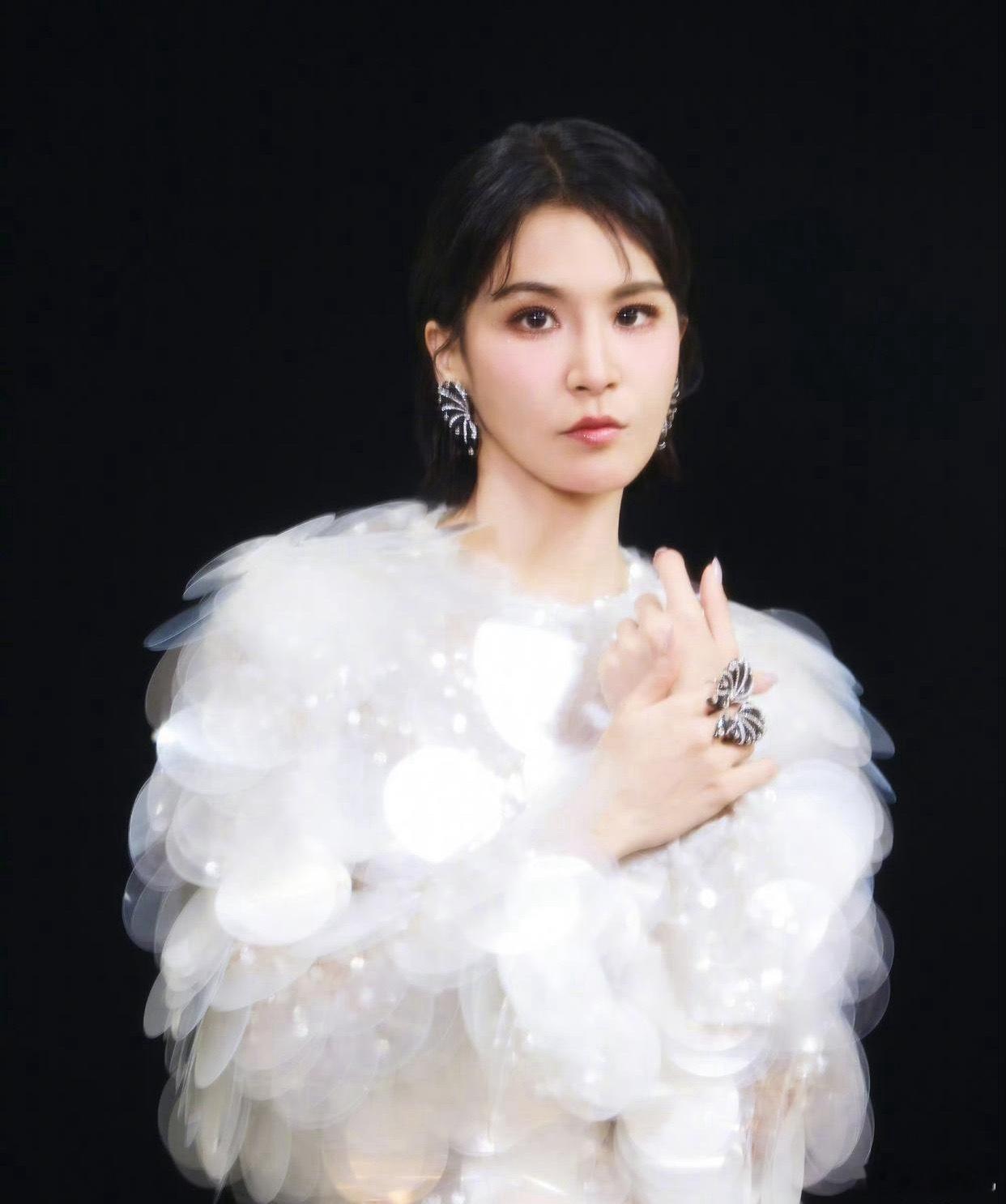 1.白鹿现在很害怕，尤其是她和某台大佬的事情被扒出来后，她团队立马下场捂嘴，试图