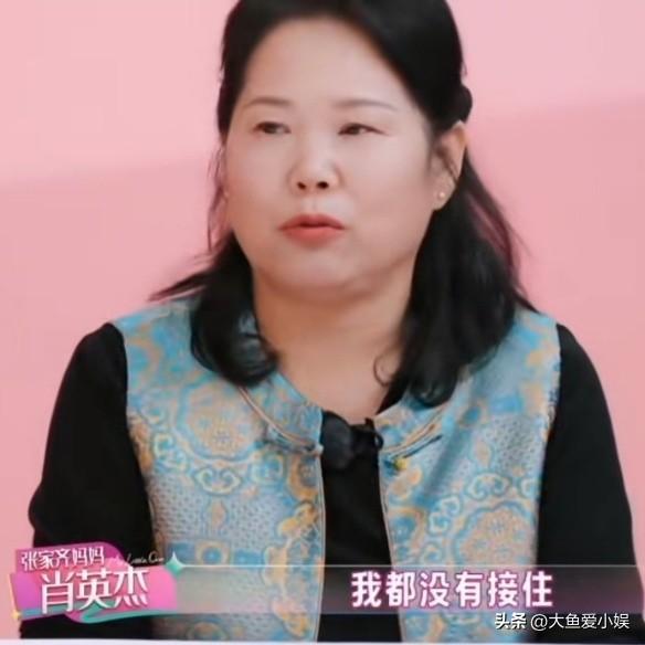 张家齐妈妈越看越装。她和张家齐在一起的日常和相处模式，让人紧绷一根弦。

她每次