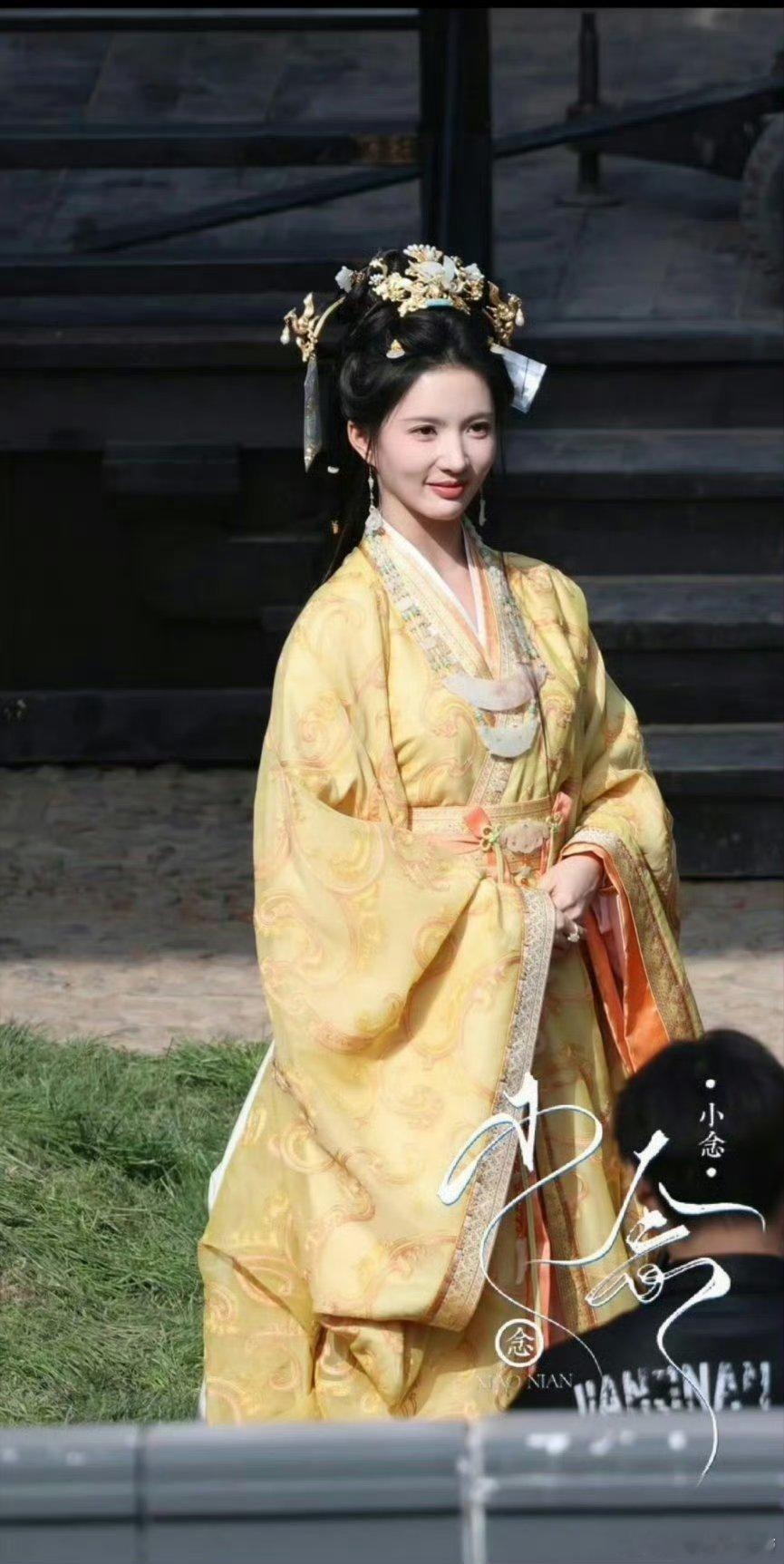 古偶女主，真的好容易撞衫。陈都灵田曦薇刘些宁这完全就是一套啊。 