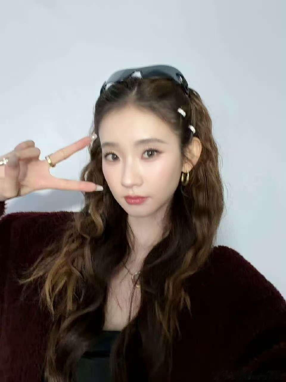 张艺凡也在陪张峻豪胡闹 跨年舞台欢乐加倍！张艺凡张峻豪合作《Mr.Q》，不仅台上