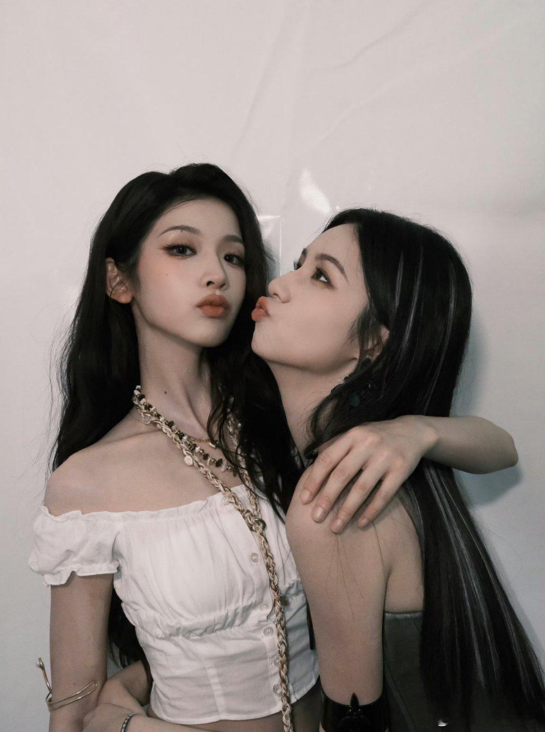 周也张淼怡拥抱合照美女就应该躲在一起贴贴，香香软软得女孩子[拜托][拜托][拜托