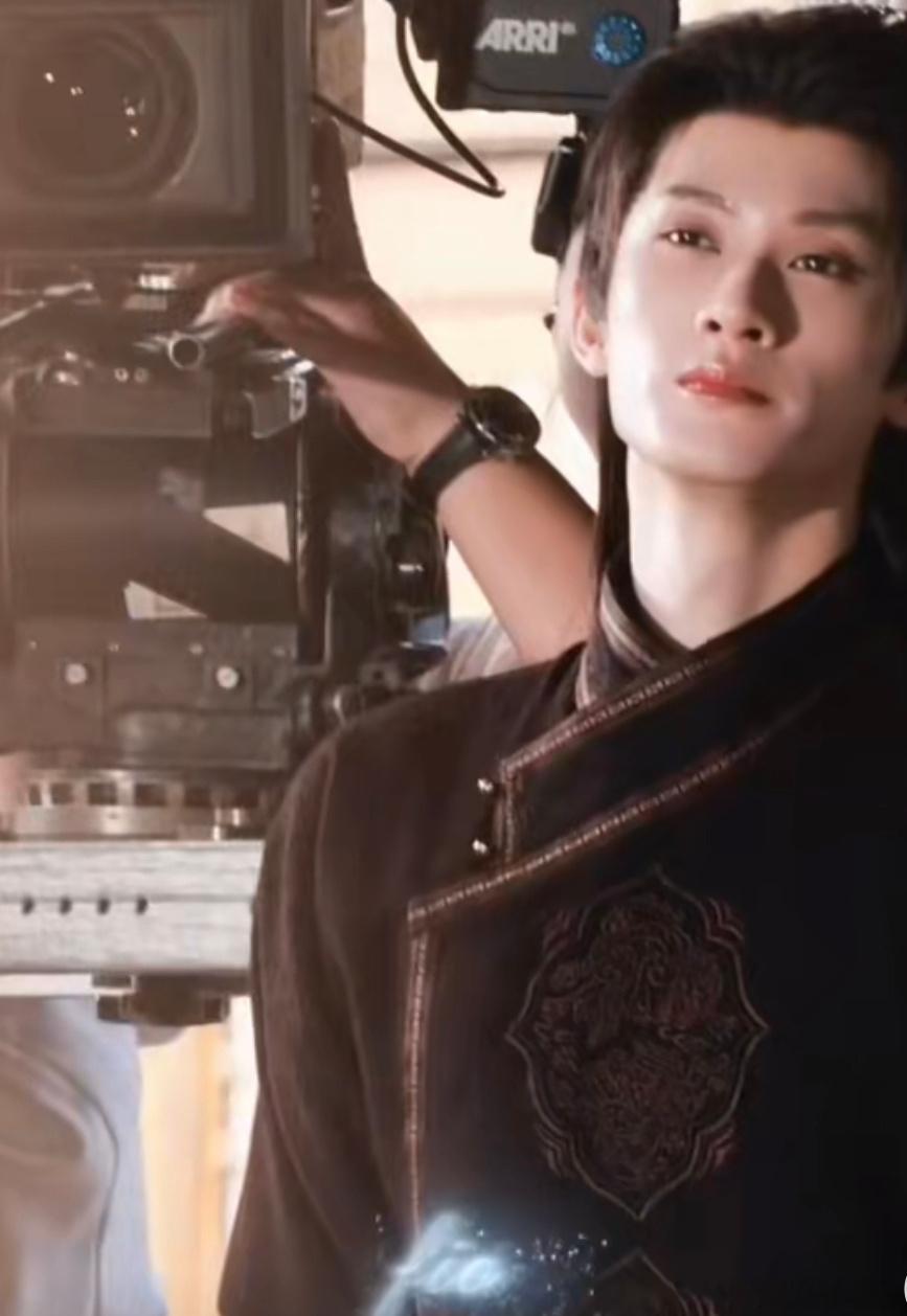 檀健次《何不同舟渡》谢却山高马尾路透，金尊玉贵意气风发少年郎！ 