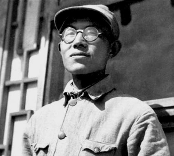 1937年，一名红军干部流浪大西北，靠给人写春联换饭。地主看出他字迹里的不寻常，