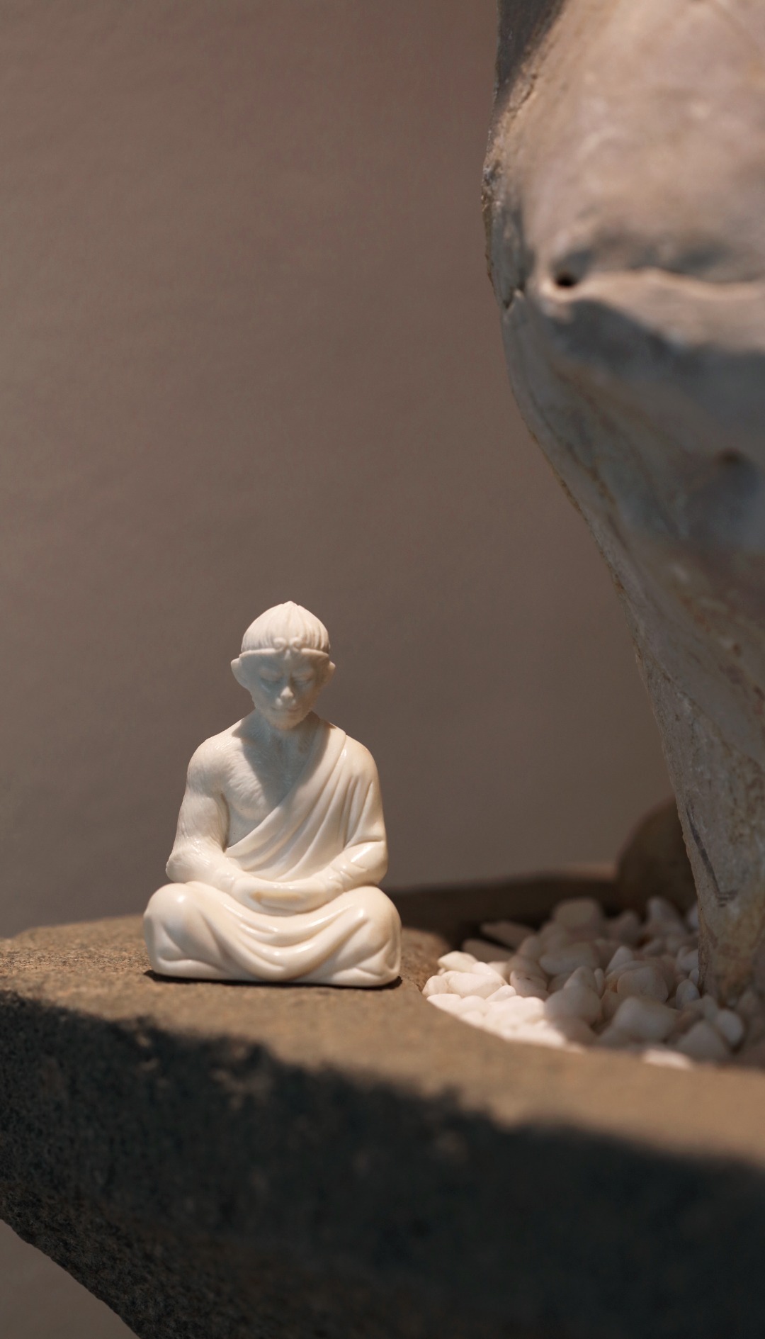 鹿角 | 悟空择料凝润，表情坚毅，双手禅坐，气势十足，气概桀骜不羁，一身正气凛然