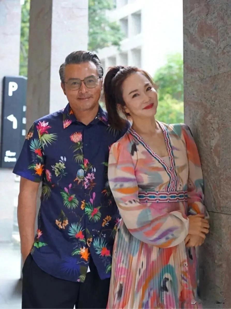 53岁范文芳携老公亮相！她穿印花裙嫩如学生，保养的非常好？#小龙女范文芳晒与老公
