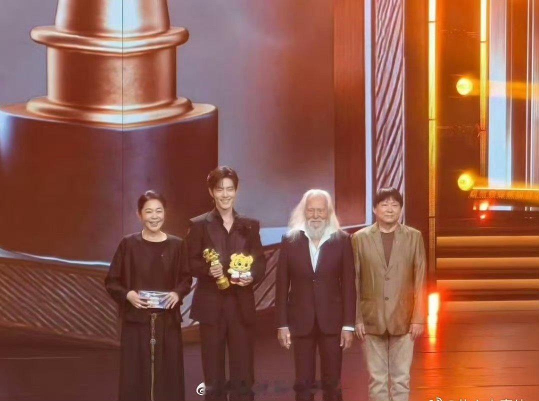 肖战凭借《得闲谨制》这部剧获得了最受大学生欢迎年度男演员的称号，真的是超级有效角