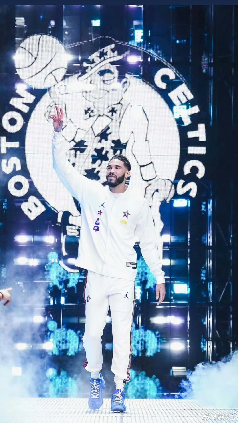 明天上午8点，在五星体育电视直播凯尔特人VS雄鹿。这两支球队是东部最近的两个总冠