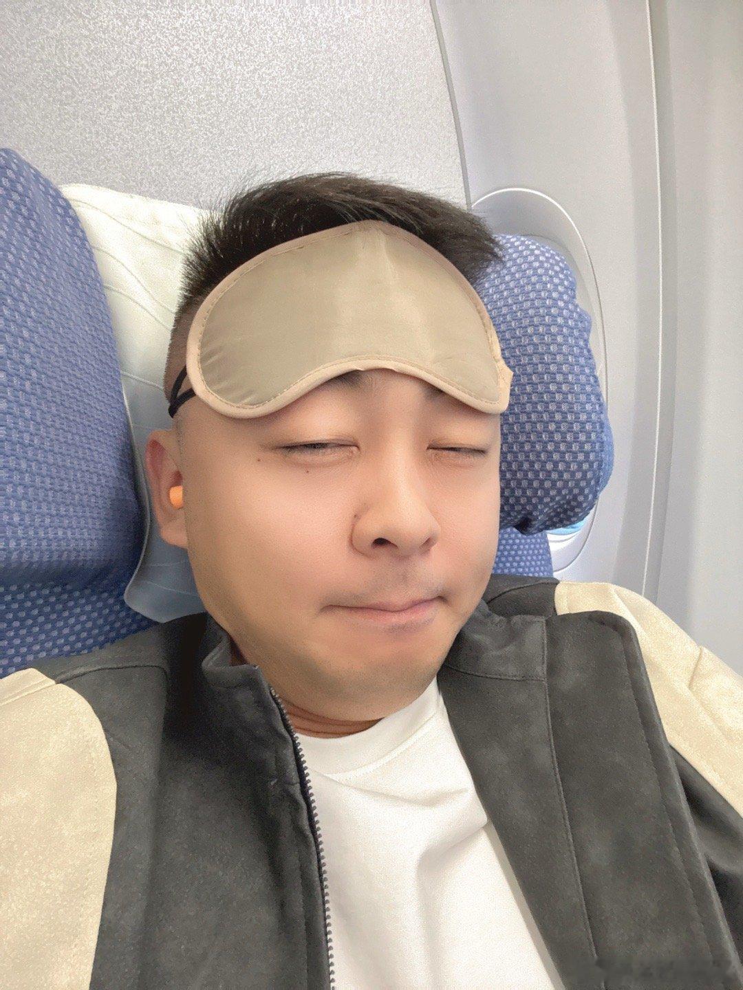 马上起飞准备睡喽 一会落地见[哈哈]要说这美颜相机 可真是好东西 以后我要多发自