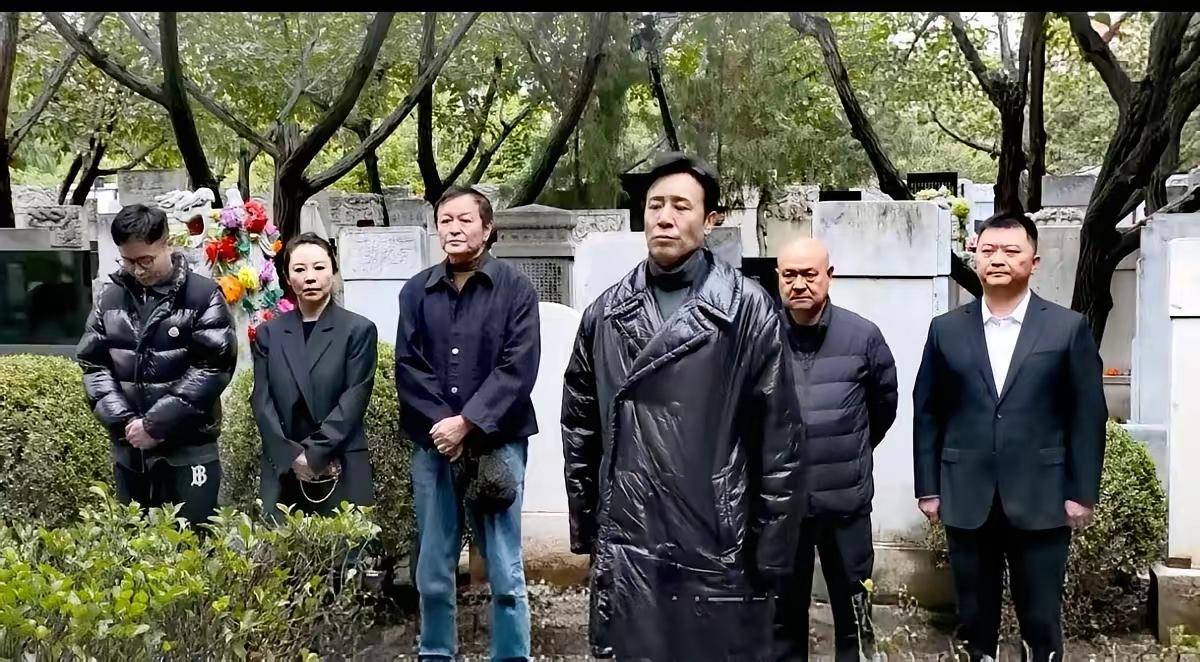 于和伟这波操作确实少见。

戏拍完了，别人忙着庆功，他一个人去了福州文林山。站在