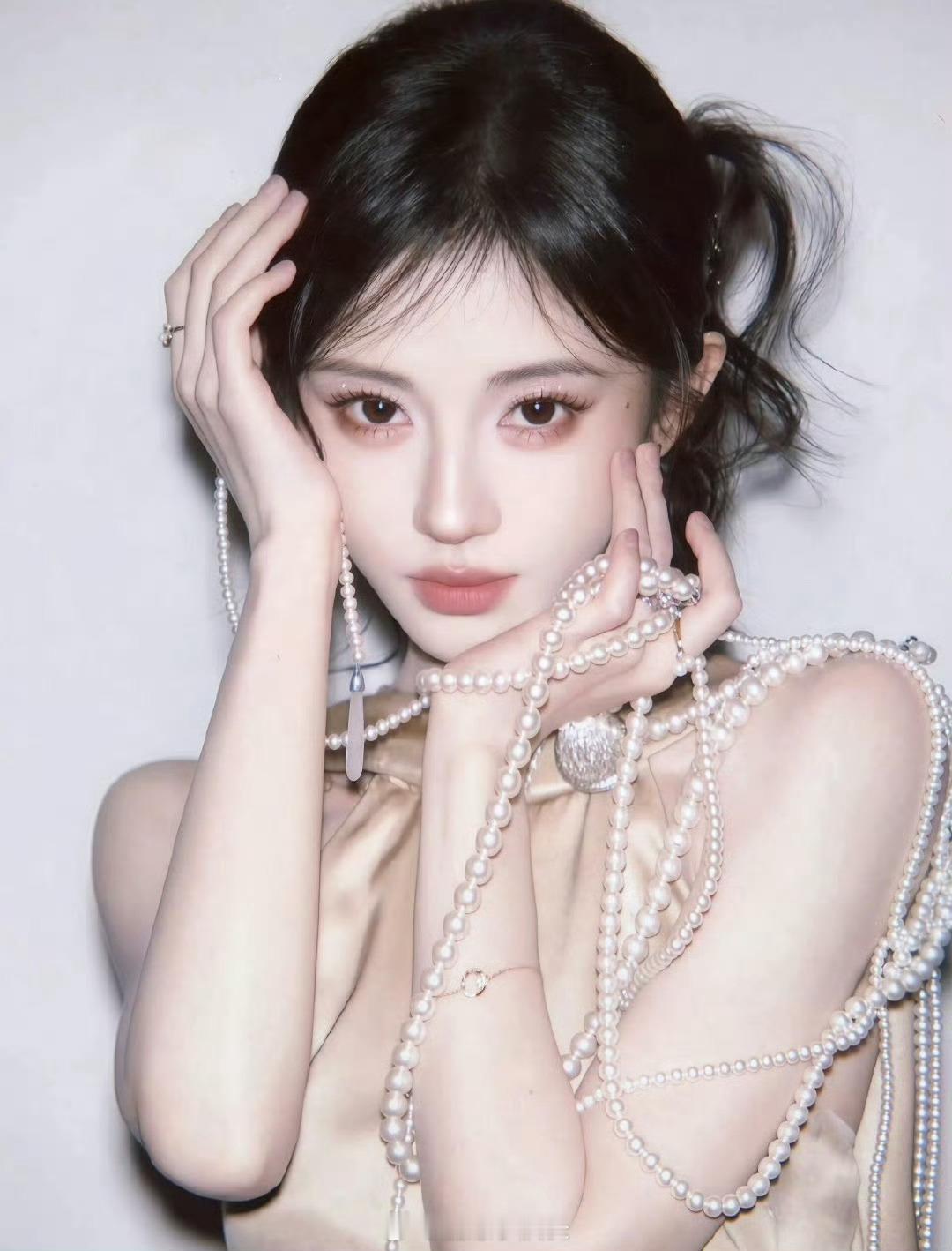 鞠婧祎鞠婧祎曾说我就是第一 考古发现，那句霸气的“第一”宣言背后，是她清醒的认知