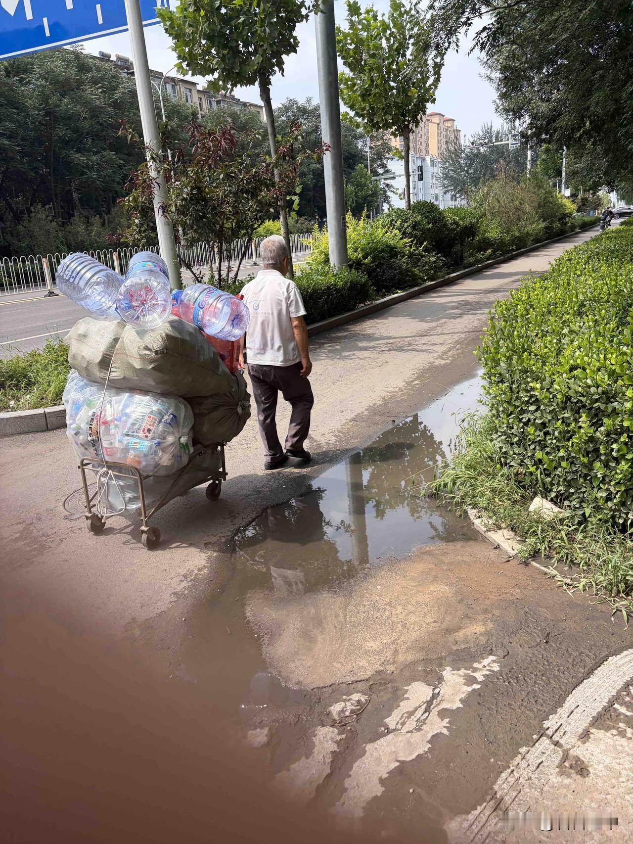 榆次的老年人勤劳，个个都是任劳任怨
榆次有些人有个习惯，在家里就会把废品分类，凡