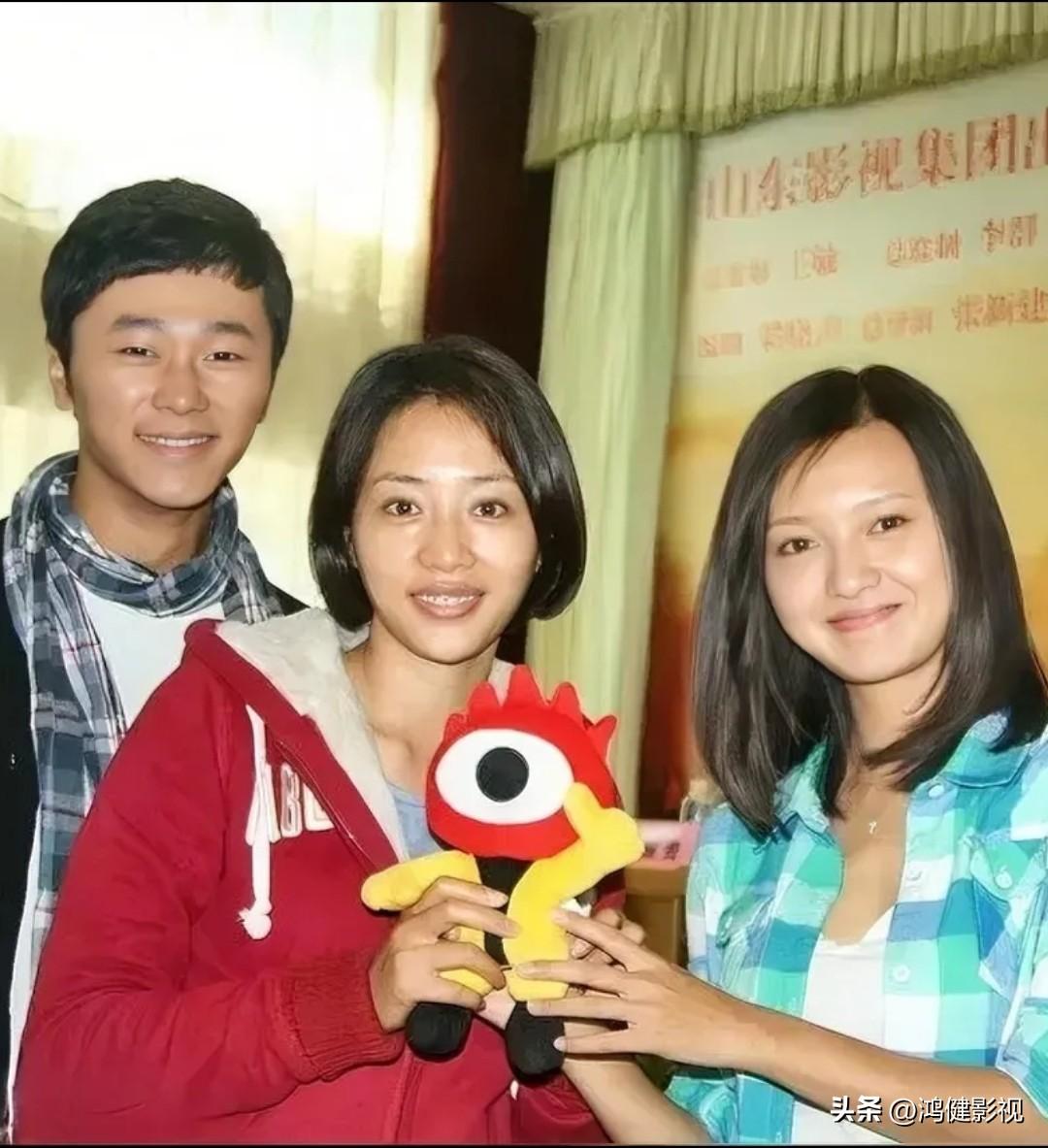 仔细看，中间的是明眸善睐，温婉如莲的张龄心，右边的是细眉飞扬，朱唇榴齿，秀韵多姿