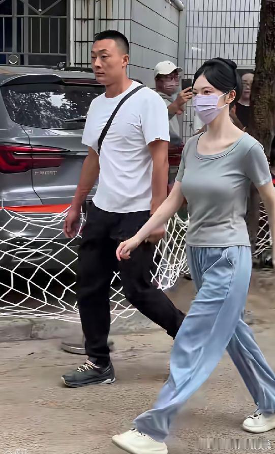 景甜这状态也太绝了！前凸后翘的完美曲线配上简约时尚的穿搭，一眼惊艳，气场全开～ 